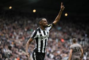 英媒：伊萨克是否留纽卡仍待定，团队成员建议他今夏仔细考虑未来