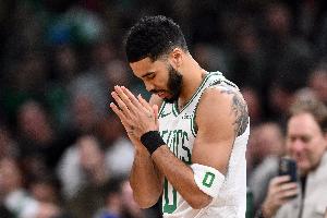 队记：塔图姆离开球馆时没拄拐也没穿保护靴 只有些轻微的跛行