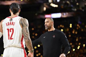 乌度卡：申京&亚当斯同时登场 我们篮板球很好 会继续用他俩搭档