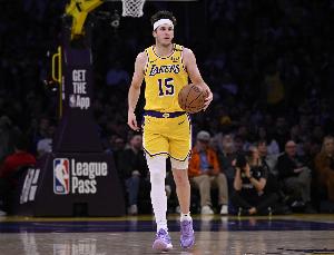 串联在线！里夫斯上半场7投3中得到8分3板4助 助攻数全队最高