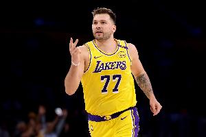 新任群主！东契奇23中9&11罚10中 空砍32分7篮板7助攻&正负值-9