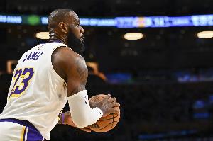 冲击力十足！詹姆斯上半场10中4得14分6板3助 罚球7中6