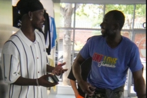 欢迎来到我的主场！巴特勒尽情招待追梦 打牌聊天不亦乐乎