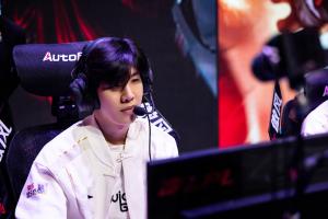 尽兴！Theshy上单杰斯战绩4-4-8，送出了全队一半多的人头！