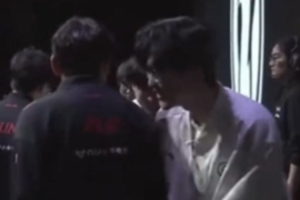 男生之间是这样的！赛后握手环节，Jiejie猛拍前队友Ale的屁股