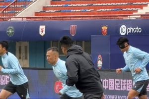 申花今天赛前踩场训练，中卫朱辰杰戴面具参加