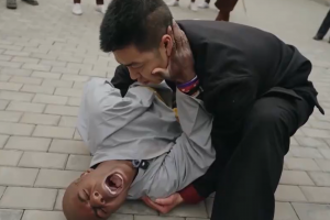 speed学习功夫用身体硬抗棍子 被棍子敲得直嚎“Master！”