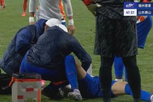 似乎是脱臼了？王彤远射后躲封堵，惯性之下摔地翻滚被担架抬下