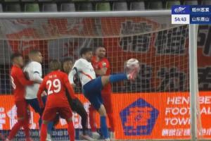 伊布式进球！泽卡倚人勾射破门，泰山再扳一球2-3落后梅州