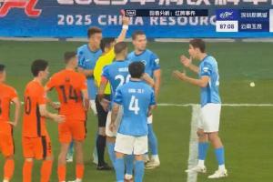 功夫足球...中超本轮5张红牌全为直红：2次飞铲1次拳击1次踩膝盖