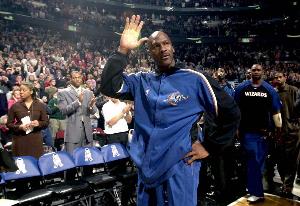 韦德：乔丹在奇才场均20+已很出色 但詹姆斯保持的水平世所未见