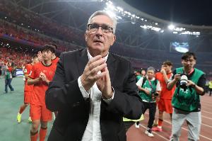 足球报：印尼、巴林敢想敢赢得到丰厚回报，伊万缺乏足够的勇气