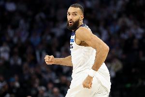 阵中高塔！戈贝尔半场7中3拿到7分7板 其中6前场板