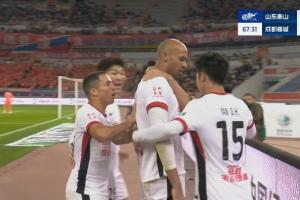 后防接连失误！史松宸踢空+刘洋送礼，费利佩破门蓉城3-0领先泰山
