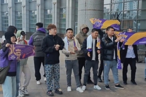 北控男篮出征济南客场！球迷朋友清晨6点聚集在球队酒店送行❤️