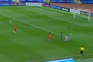 巨大失误！依合散出击拿球时致命滑倒，国少先丢一球