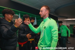 狼堡官方晒照，阿诺德、帕雷德斯与中国U16队互动交流