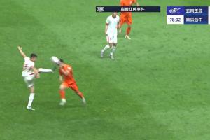 海牛少打一人！宋文杰抬脚过高踢到徐宏杰面部，被主裁直红罚下！