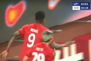 4分钟2球！邵璞亮扑球脱手，迈克尔乱战破门，梅州2-1反超三镇