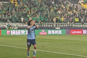 重情重义！浙江队老将李提香赛后向老东家国安球迷谢场