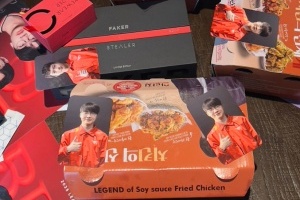 李总大气！Faker出道十二周年送给粉丝的礼物：炸鸡、眼镜以及手写信！