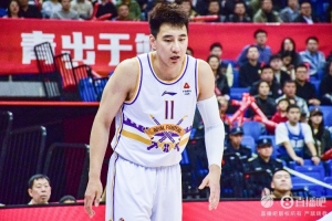 金鑫：说实话没听懂克里斯喷的啥意思 他只要动手我就倒下去