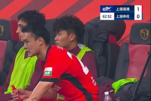 穆斯卡特换上李新翔的时候，镜头给到了替补席上的蒯纪闻