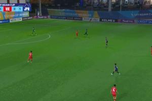 绝平日本！越南U17第95分钟造点，球员“高兴得”在禁区连续翻滚