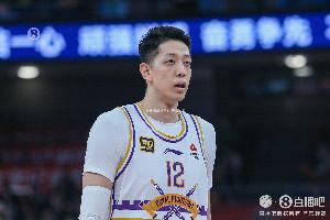 今天是攻击大鸟！沈梓捷半场3中3&4罚全中贡献10分