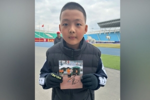 王大雷晒昔日抱过的男孩：有缘又见到这个小宝贝，已经是大小伙了