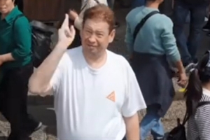 忙里偷闲！斯卢茨基游玩张家界：阿凡达山是个奇迹