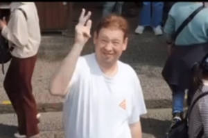 沪媒：斯卢茨基多次“吹风机”体现压力 游玩张家界是一种调节