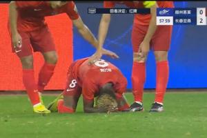泪崩离场！恩戈姆伸腿抢球结果蹬踏吴亚轲，被VAR介入直红罚下