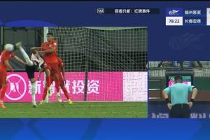 苏祖蝎子摆尾险些踢中钟浩然面部，主裁看回放后判定不是直红事件