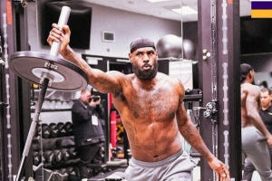 詹姆斯：我不是每天都练力量 我赛前也喜欢举重但背靠背就不练