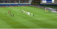 差一点！王钰栋任意球直接射门，球稍高出横梁直接出界