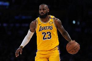 汗都没咋出！詹姆斯半场10中6砍下14分3板6助 正负值+10~