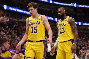 小里打趣和老詹热舞：我们关系没那么铁啦 只是庆祝不用打附加赛