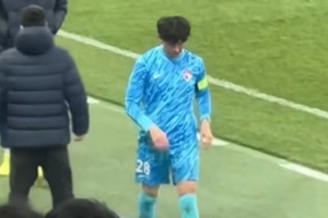 记者孙飞：牟鹏飞之所以摔倒送礼 是因为鞋带挂到了鞋钉上