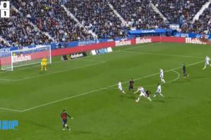 争议！巴萨将球踢出边线后莱加内斯未归还球权，弗里克有些不满