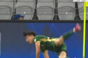 这庆祝还得练毛伟杰、王钰栋先后滑跪庆祝摔倒