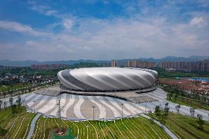 重庆龙兴足球场可容纳约6万人观赛，包括一个1万座的整体看台