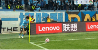 吕焯毅左侧角球开出，马马杜头球破门，英博1-0领先