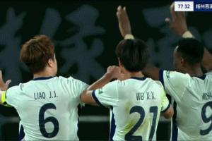 梅州外援迈克尔破门梅州全队双手合十致意