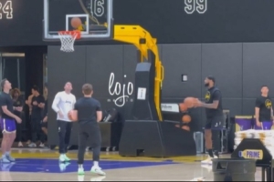 名记：老詹左腿戴护具参加训练 此前因左侧臀部和腹股沟不适伤退