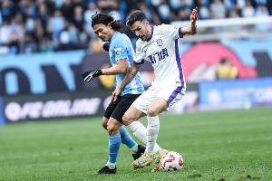 解说员：国足可以看看大连中场廖锦涛，最值钱的地方他的球商