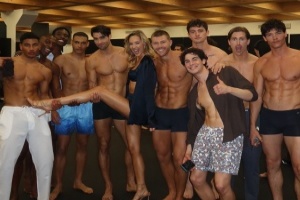 佩莱两眼一黑瓦尔加晒后台照，与10个肌肉男模亲密合影