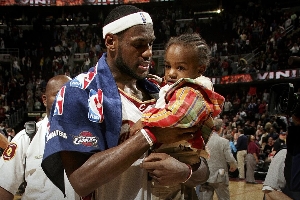 流光易逝！06年被詹姆斯抱在怀里的那个小子如今已进入季后赛名单