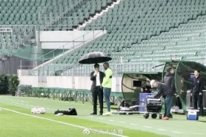 京媒：恩加德乌现身国安踩场训练，周金辉打着伞和他聊了近两分钟