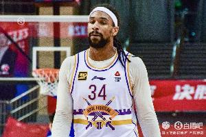 铁！萨林杰6投1中得到10分12板6助 出现4失误 正负值-16全场最低